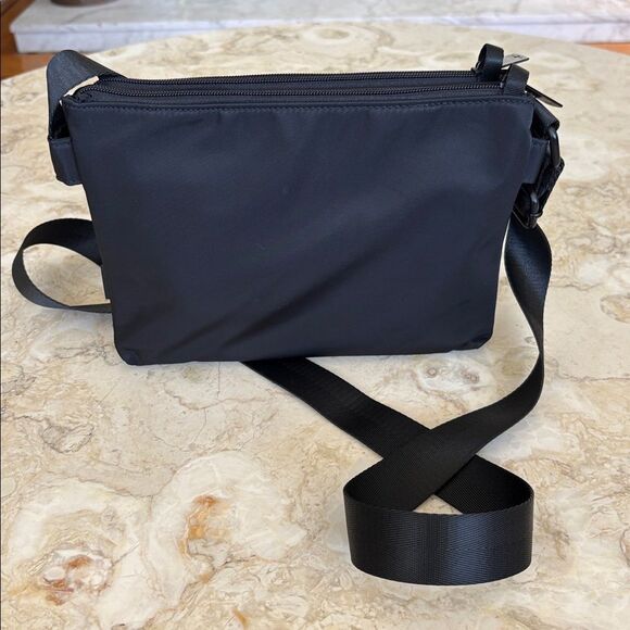 NWOT Tracker Anti Theft RFID Black Nylon Crossbody Bag Unisex - Picture 6 of 15